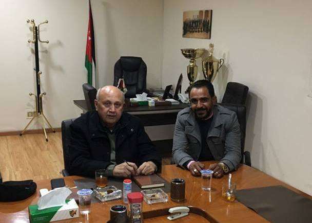 جانب من التوقيع