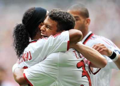 الميلان يفقد تياغو سيلفا و يستعيد رونالدينيو