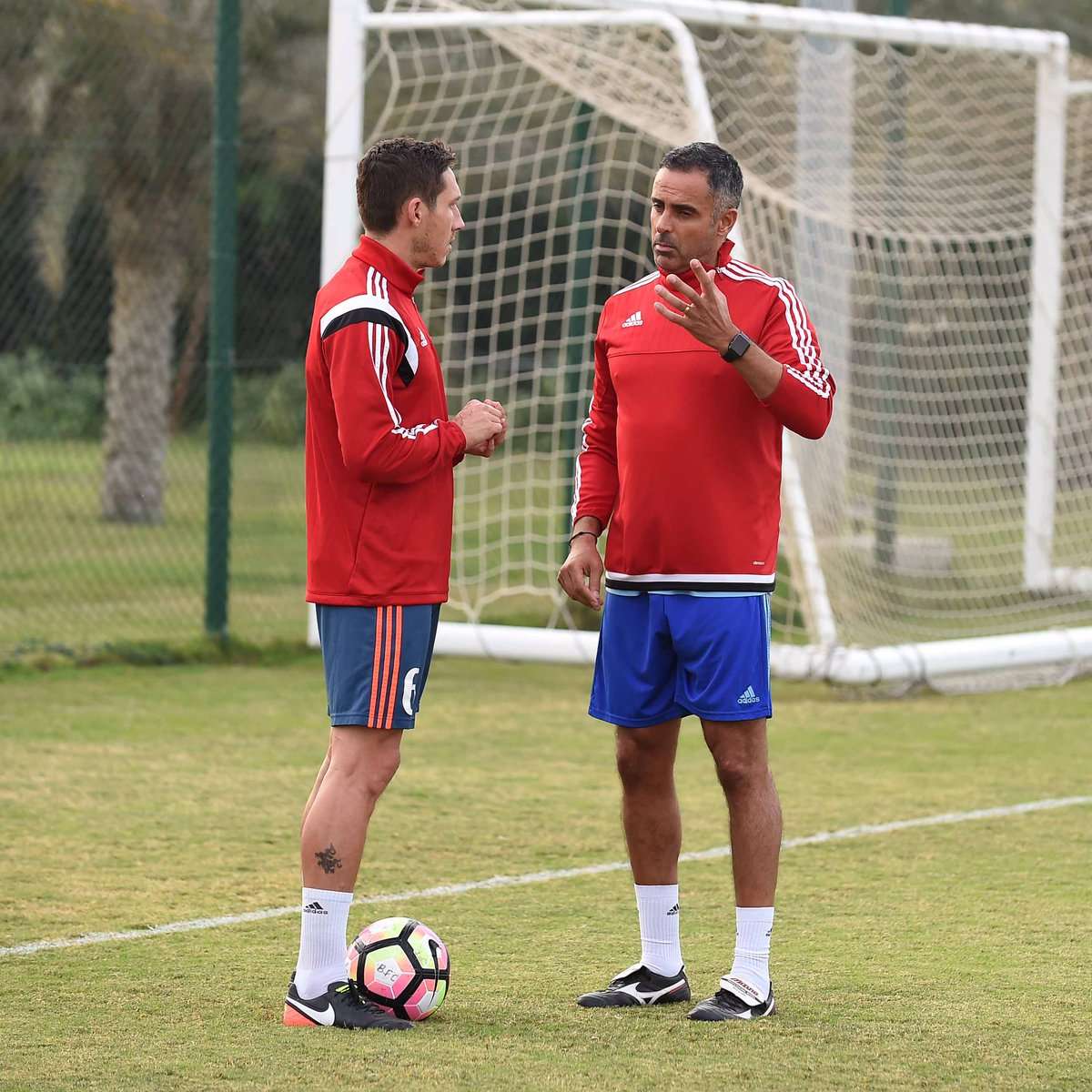 جوزيه جوميز (يمين)