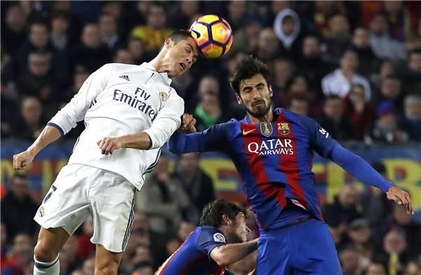 برشلونة وريال مدريد في الكلاسيكو الأخير بينهما