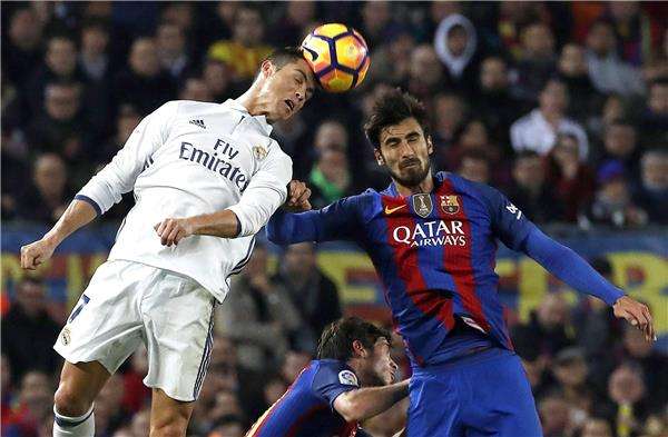 برشلونة وريال مدريد في الكلاسيكو الأخير بينهما