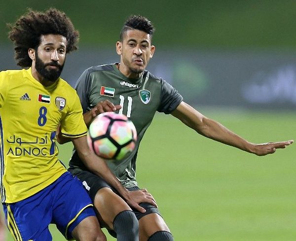 عبدالله النقبي (يسار)