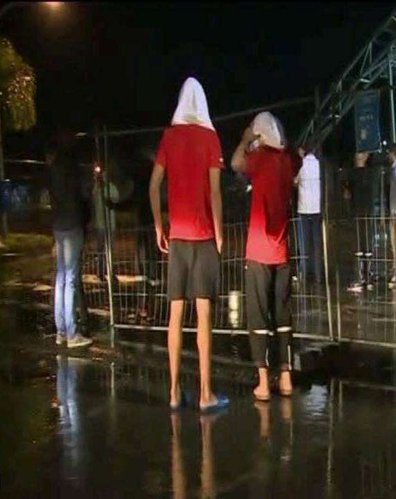 لاعبو المنتخب التونسي أمام ملعب ليبروفيل ليلة الجمعة