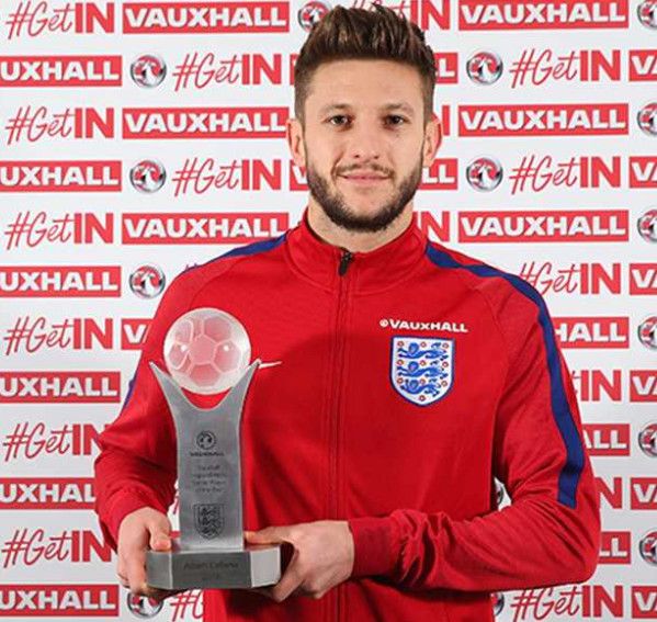  أدم لالانا أثناء تسلمه الجائزة