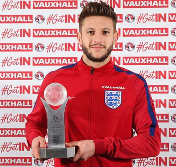  أدم لالانا أثناء تسلمه الجائزة