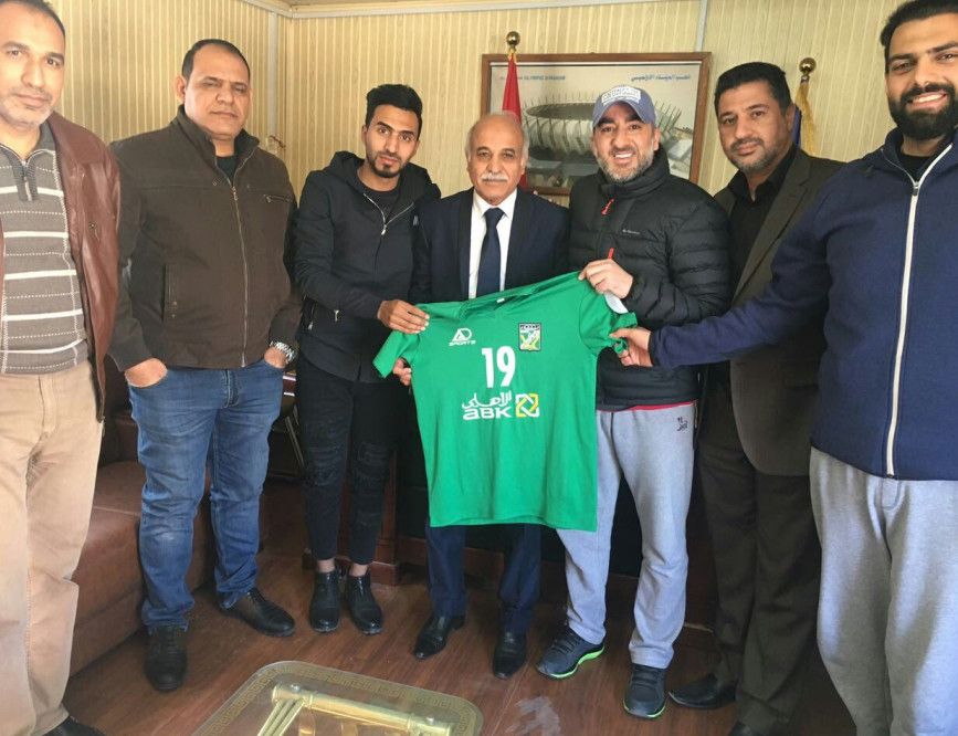 علي حصني أثناء تقديمه