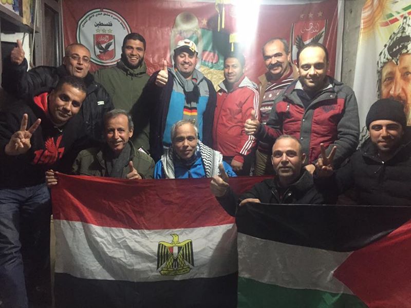 جانب من الجماهير الفلسطينية التي آزرت مصر
