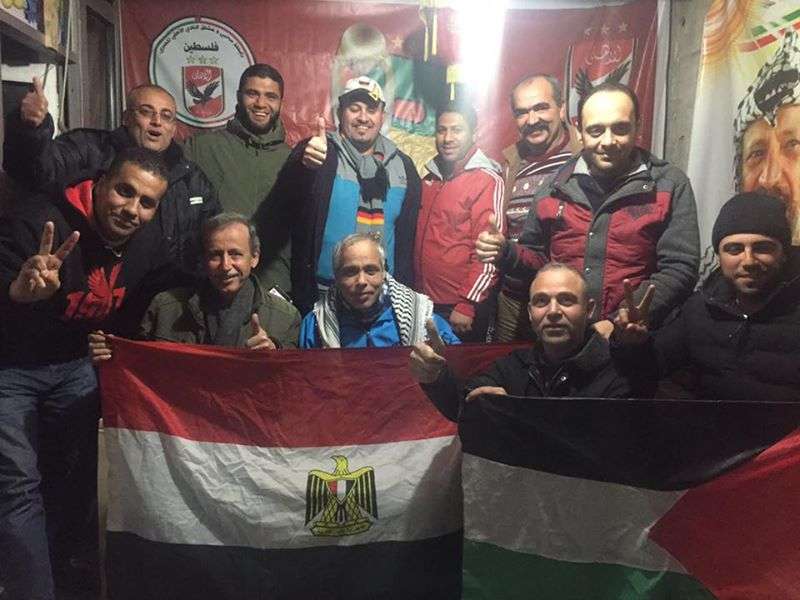 جانب من الجماهير الفلسطينية التي آزرت مصر