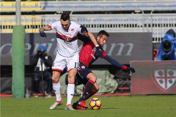 لوكاس أوكامبوس (يسار)