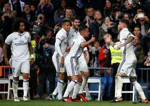 ماريانو دياز يتوسط لاعبي ريال مدريد