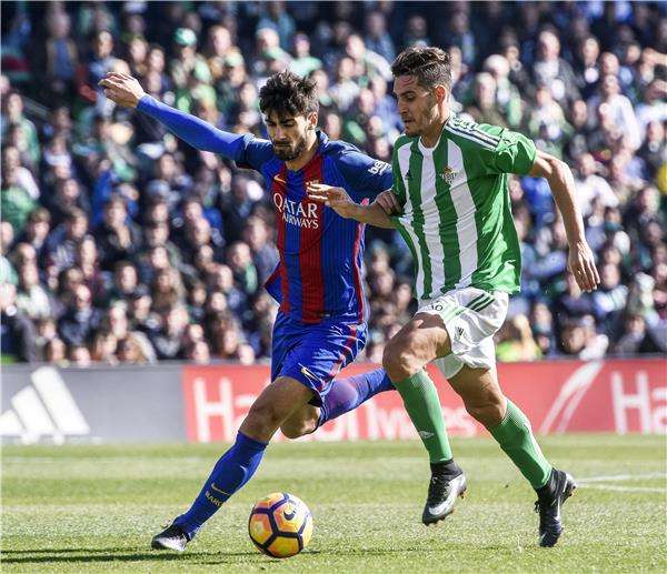 جانب من لقاء ريال بيتيس وبرشلونة