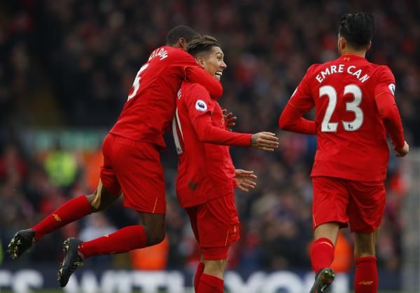 فيرمينو مع لاعبي ليفربول