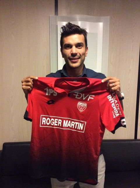 أسامة الحدادي يحمل قميص ديجون