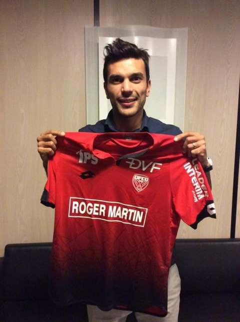 أسامة الحدادي يحمل قميص ديجون