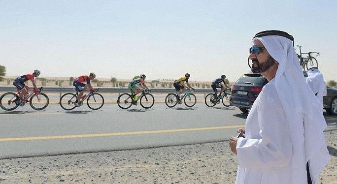 الشيخ محمد بن راشد آل مكتوم يراقب الطواف