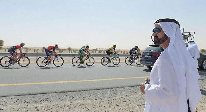 الشيخ محمد بن راشد آل مكتوم يراقب الطواف