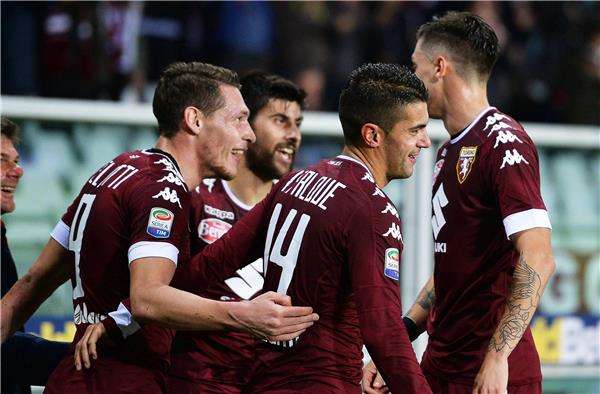 بيلوتي مع زملائه في تورينو