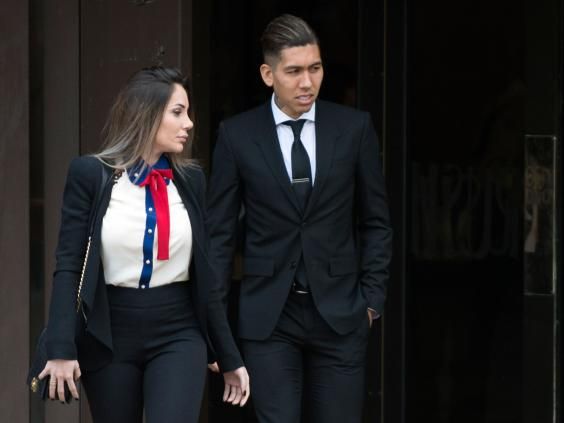 فيرمينو أثناء خروجه من المحكمة