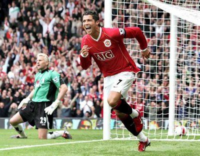 كريستيانو رونالدو بقميص فريقه السابق مانشستر يونايتد