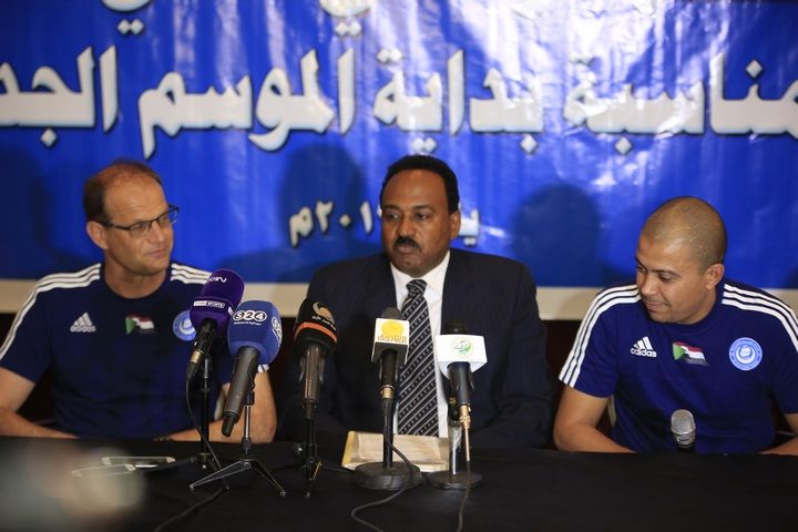 لافاني -يسار-