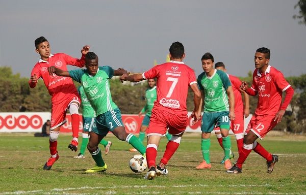 الغواش لاعب رفح محاصر بين لاعبي الأهلي