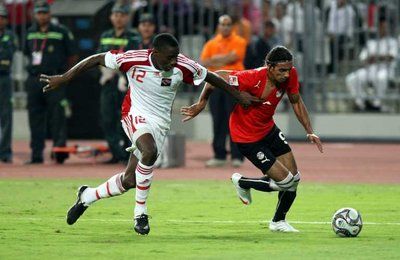 المصري محمد طلعت ينطلق من أمام لاعب توباجو 