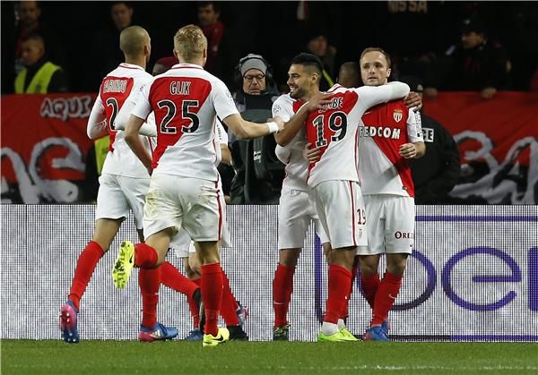 جيرمان يتلقى التهنئة بعد تسجيل هدف موناكو الأول