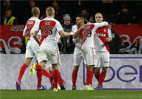 جيرمان يتلقى التهنئة بعد تسجيل هدف موناكو الأول