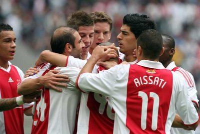 لاعبو أجاكس محتفلين بتسجيل الهدف الأول