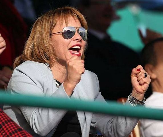 سلمى المولهي أثناء تشجيعها للعناصر التونسية في كاس ديفيز 