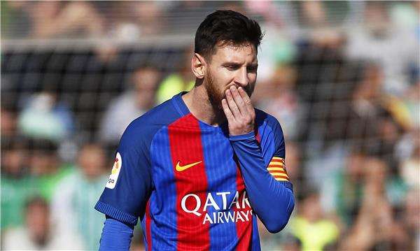 ميسي يواجه خطر الغياب عن نهائي كأس الملك