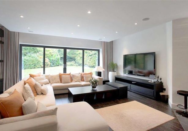 PAY-UNITED-MIDFIELDER-NETS-29M-CHESHIRE-MANSION-FOR-FRACTION-OF-ASKING-PRICE