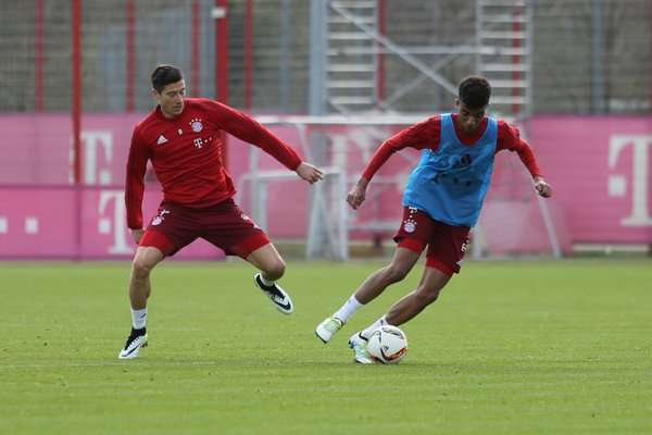 تيموتي تيلمان برفقة ليفاندوفسكي في تدريبات البايرن