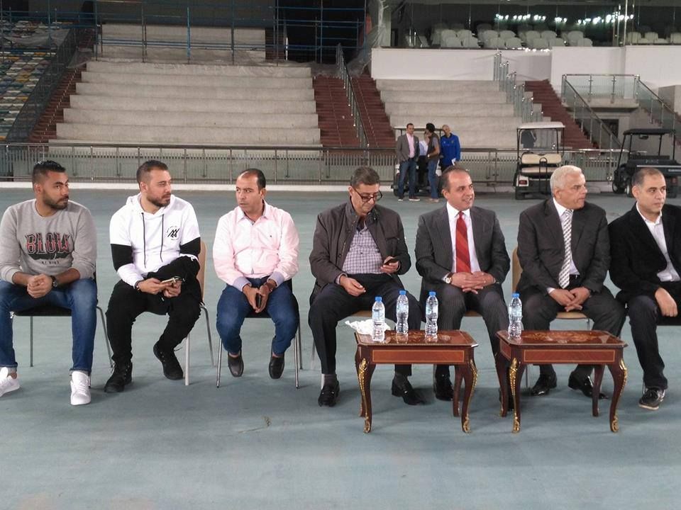 محمود طاهر ومسؤولي الأهلي يتابعون المران