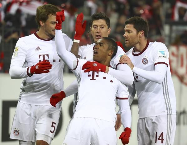 دوجلاس كوستا مع زملائه في بايرن ميونيخ