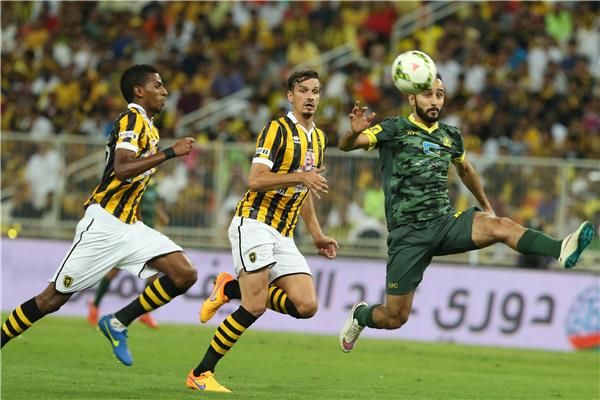 في الوسط  لوكاس زوكالا