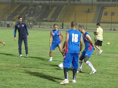 لاعبو نادي الكويت الكويتي وهم يجرون تدريباتهم على ارض ملعب نادي اربيل
