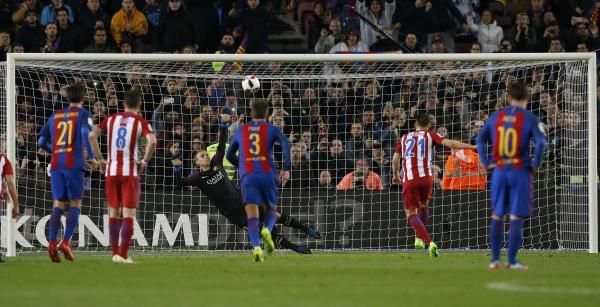 تضييع جاميرو لكرة الجزاء ضد برشلونة 