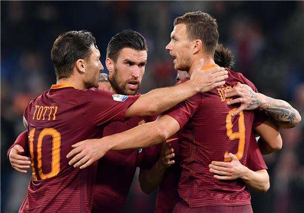 إدين دجيكو مع زملائه في روما