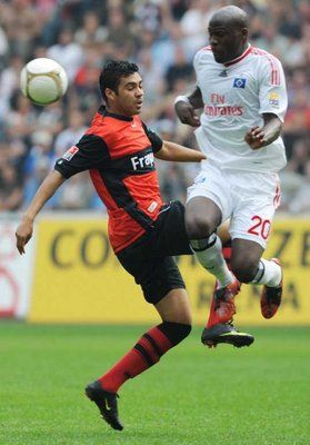 جاي ديميل على يمين الصورة