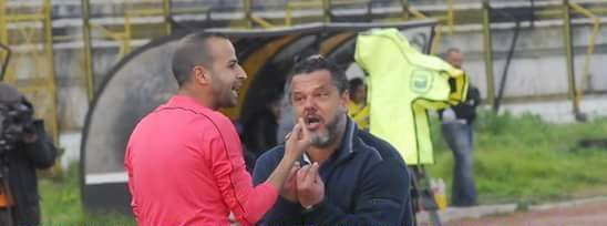 الكنزارى يحتج على حكم المباراة