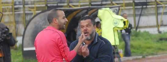 الكنزارى يحتج على حكم المباراة