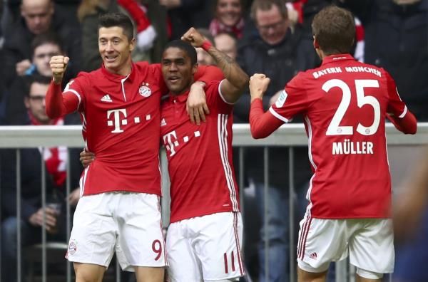 ليفاندوفسكي مع زملائه في بايرن ميونيخ