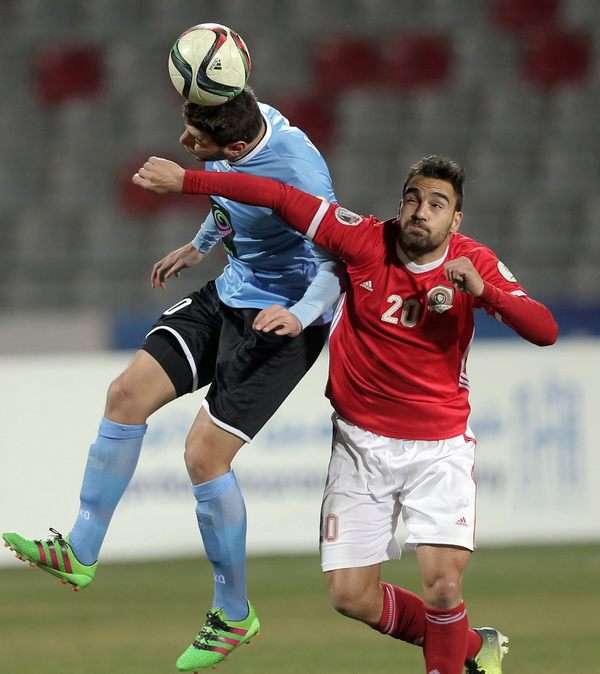 مارديكيان (يمين) خلال مباراة الفيصلي