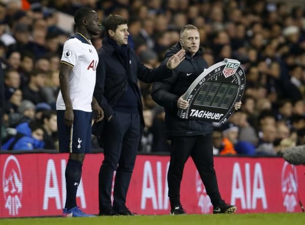 بوكيتينو مع أحد لاعبيه البدلاء