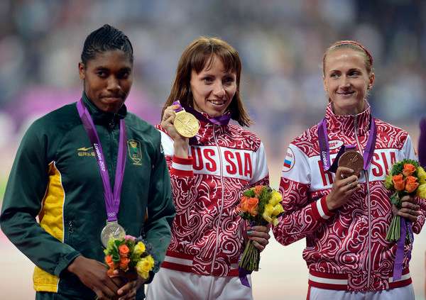 كاستر سيمنيا يساراً بعد تتويجها في اولمبياد لندن 2012