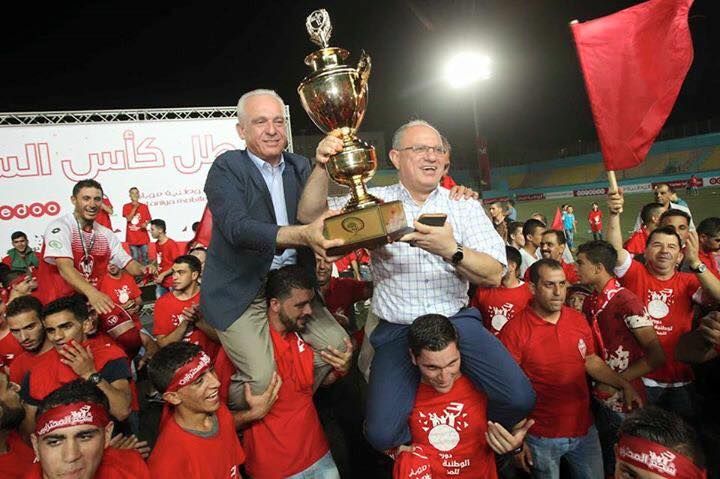 رئيس نادي اهلى الخليل بطل الكأس الماضية