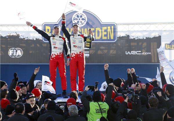 جانب من التتويج