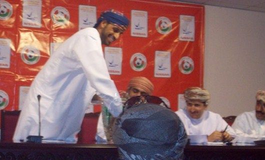 من مراسم سحب قرعة كاس جلالة السلطان لكرة القدم