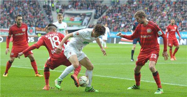 لقطة من لقاء سابق بين اوجسبورج وليفركوزن 